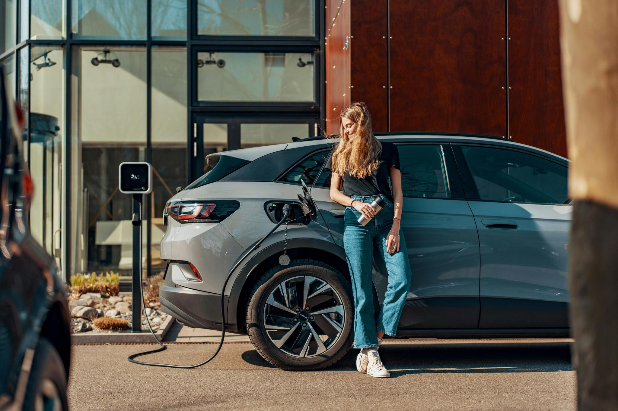 Charging an electric vehicle with a fast-charging cable